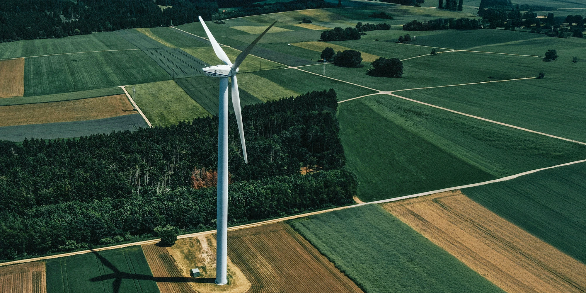 Windrad auf einem Feld