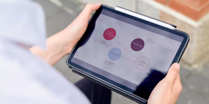 HPM-Mitarbeiter mit Tablet